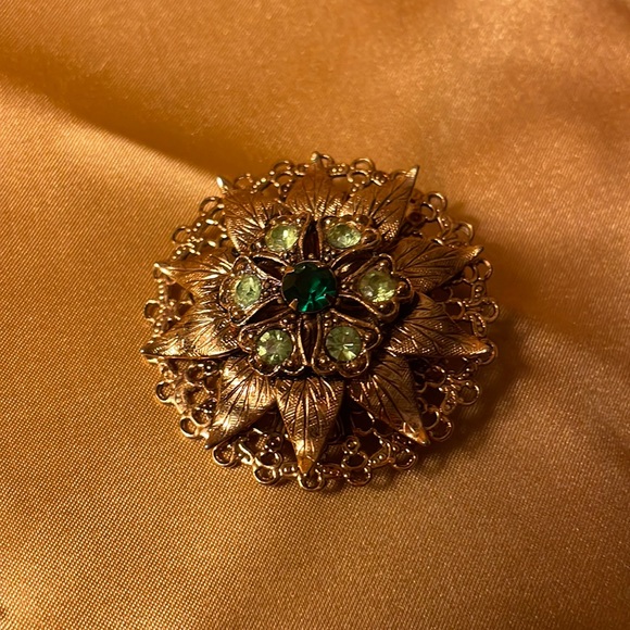 unbranded Jewelry - Vintage brassy colored green jeweled clover in middle floral pin.